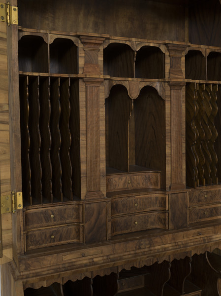 zbliżenie na&nbsp;szufladki i&nbsp;skrytki sekretery