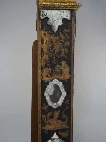 zbliżenie na dekorację prawego boku w postaci reliefowych motywów chinoiserie