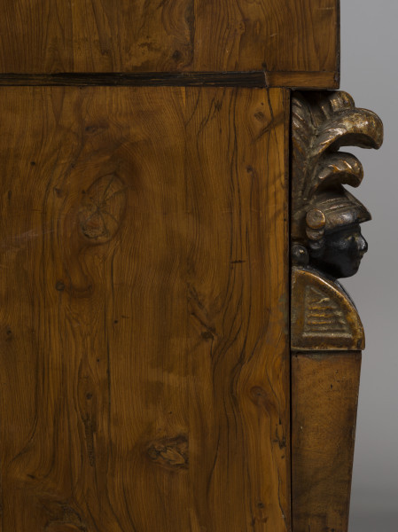 zbliżenie na dekorację narożnika - herma z czarną główką kobiecą w szyszaku z piórami