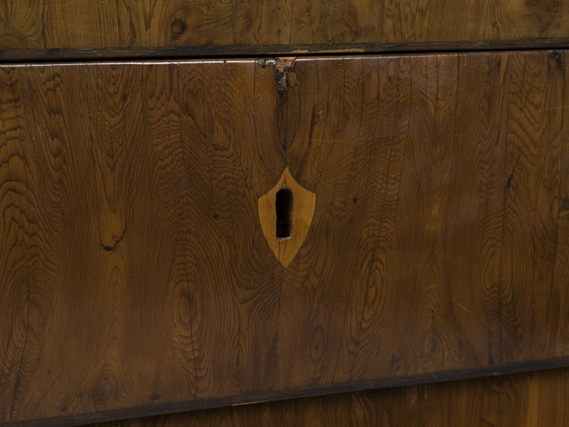 zbliżenie na dekorację wokół otworu na klucz