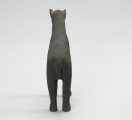 figura zoomorficzna: koń - Ujęcie z tyłu. Drewniana, rzeźbiona figura konia.