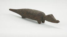 figura zoomorficzna: krokodyl - Ujęcie z przodu skosem w prawą stronę. Drewniana, rzeźbiona figura krokodyla.