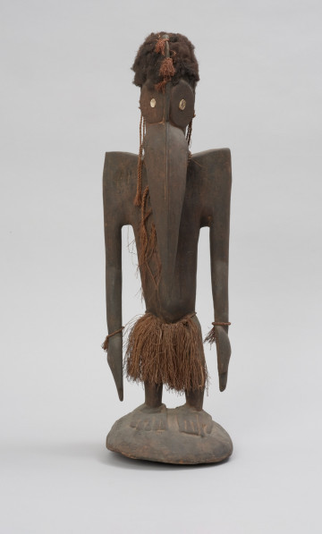 rzeźba przodka przedstawiająca dzioborożca - Ujęcie z przodu; Drewniana, antropomorficzna rzeźba z nosem przypominającym ptasi dziób.