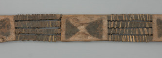 maska sirige - Ujęcie czwartego detalu. Drewniana, rzeźbiona maska w kształcie długiej deski.