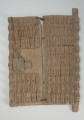 drewniane drzwiczki do spichlerza - Ujęcie z przodu. Dwuczęściowe połączone żelaznymi klamrami drewniane drzwiczki do spichlerza. Całość udekorowana płaskorzeźbionymi postaciami. W środku lewego brzegu zamek.