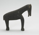 figura zoomorficzna: koń - Ujęcie z prawego boku. Drewniana, rzeźbiona figura konia.