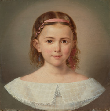 Obraz - Ujęcie z przodu; Obraz przedstawia popiersie dziewczynki o jasnych włosach, ubraną w białą sukienkę z szerokim koronkowym kołnierzem. Widoczne spękania farby na calym obrazie.