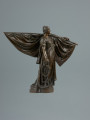 posąg - Ujęcie z lewej strony; Stojąca młoda kobieta w powłóczystej szacie, z żaglem na lewym ramieniu, z prawą ręką opartą o kotwicę. Rzeźba jest pomniejszoną kopią figury wieńczącej fontannę postawioną w 1895 r. na obecnym placu tobruckim.