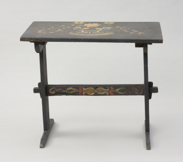 meble - Ujęcie z przodu Stół z malaturą kwiatową na blacie i desce łączącej nogi. Blat prostokątny, wsparty na dwóch wspornikach/nogach w kształcie odwróconej litery 