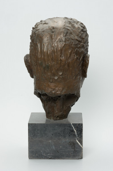 portret męski - Ujęcie z tyłu; Rzeżba wykonana z brązu przedstawiająca głowę męską (prezydenta Rzeszy Paula von Hindenburga). Głowa umieszczona na postumencie.