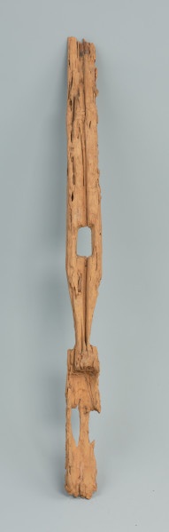 rzeźba - Ujęcie z tyłu. Długa, pionowa maska, wyrzeźbiona w drewnie.