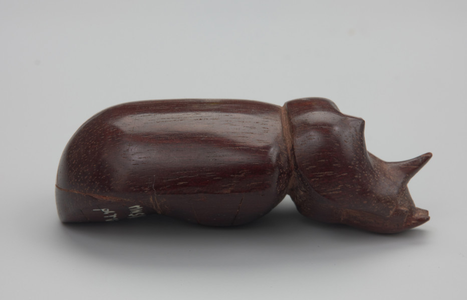 wyposażenie dziecięce, zabawka - Ujęcie lewej strony. Mała, drewniana figurka chrząszcza rohatyńca nosorożca.