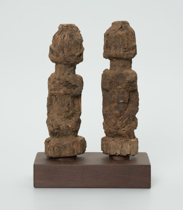 rzeźba - Ujęcie z przodu. Drewniana figura przedstawiająca dwie rzeźbione postacie.