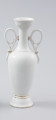 dekoracyjny wazonik z białej, nieprzezroczystej porcelany - Ujęcie tyłu. Dekoracyjny wazonik z białej, nieprzezroczystej porcelany.