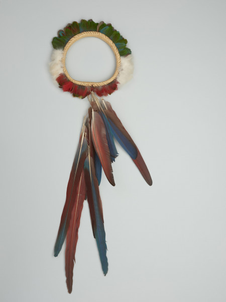 przedmiot ceremonialny, insygnium, korona - Ujęcie z góry spodu korony. Koronę wykonano z różnokolorowych ptasich piór. W dolnej części zdobi ją ogon składający się z wielu, długich, niebiesko-czerwonych piór papugi ary.