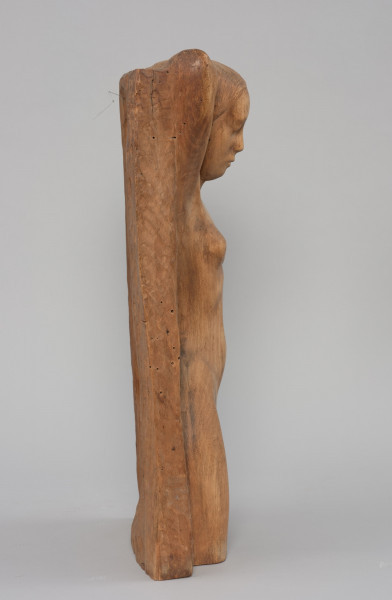 Wiosna - Ujęcie z boku z prawej strony; Płaskorzeźba przedstawia postać nagiej kobiety z nogami uciętymi na wysokości kolan. Głowa podparta z tyłu obiema rękoma, oczy zamknięte.
