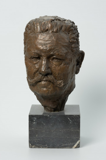 portret męski - Ujęcie z przodu; Rzeżba wykonana z brązu przedstawiająca głowę męską (prezydenta Rzeszy Paula von Hindenburga). Głowa umieszczona na niewielkim postumencie.
