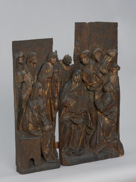 sztuka sakralna, kwatera ołtarza, płaskorzeźba - Ujęcie ze skosu z lewej strony; Płaskorzeźba przedstawiająca Marię siedzącą pośród grupy 12 apostołów. Kwatera prawego skrzydła późnogotyckiego ołtarza pasyjnego z Wkryujścia (Ueckermünde).