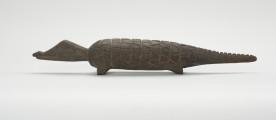 figura zoomorficzna: krokodyl - Ujęcie z lewego boku. Drewniana, rzeźbiona figura krokodyla.
