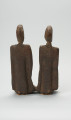 drewniana figura - Ujęcie z tyłu. Para przodków siedzących obok siebie, ręce przylegające wzdłuż tułowia.