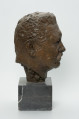 portret męski - Ujęcie z boku z prawej strony; Rzeżba wykonana z brązu przedstawiająca głowę męską (prezydenta Rzeszy Paula von Hindenburga). Głowa umieszczona na postumencie.