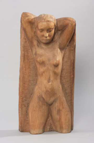 Wiosna - Ujęcie z przodu; Płaskorzeźba przedstawia postać nagiej kobiety z nogami uciętymi na wysokości kolan. Głowa podparta z tyłu obiema rękoma, oczy zamknięte.