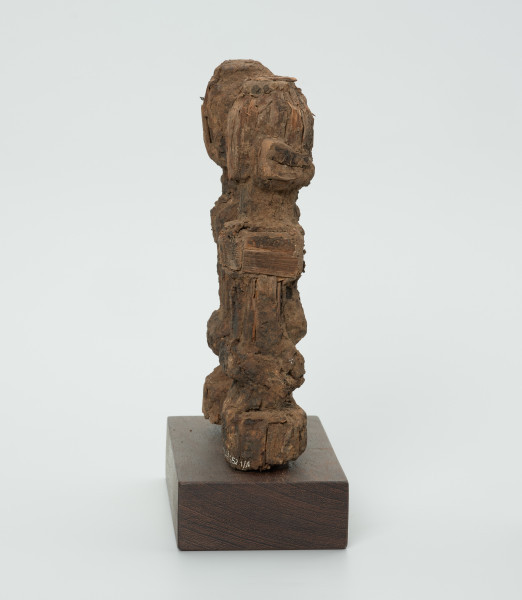 rzeźba - Ujęcie prawego boku. Drewniana figura przedstawiająca dwie rzeźbione postacie.