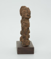 rzeźba - Ujęcie prawego boku. Drewniana figura przedstawiająca dwie rzeźbione postacie.