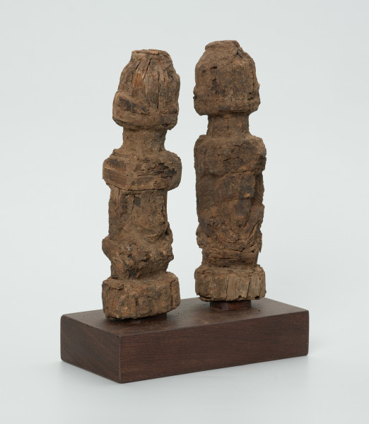 rzeźba - Ujęcie przodu z prawej strony. Drewniana figura przedstawiająca dwie rzeźbione postacie.