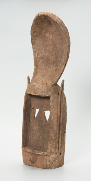 maska - Ujęcie z przodu, z lewej strony. Drewniana, rzeźbiona maska.