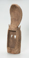 maska - Ujęcie z przodu, z lewej strony. Drewniana, rzeźbiona maska.