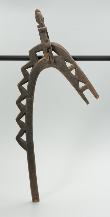 drewniany rekwizyt - Ujęcie z przodu. Drewniany, rzeźbiony rekwizyt w kształcie konia.