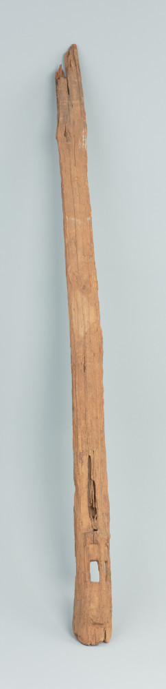 rzeźba - Ujęcie z przodu. Długa, pionowa maska, wyrzeźbiona w drewnie.