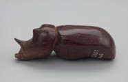 wyposażenie dziecięce, zabawka - Ujęcie prawego boku. Mała, drewniana figurka chrząszcza rohatyńca nosorożca.