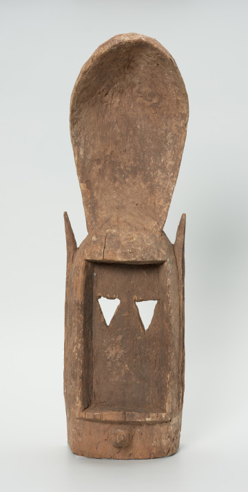 maska - Ujęcie z przodu. Drewniana, rzeźbiona maska.