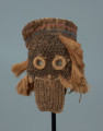 drewniana maska - Ujęcie maski z przodu. Drewniana, rzeźbiona maska mężczyzny.