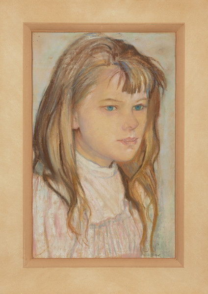 portret dziecięcy - ujęcie z przodu na kremowym tle; Portret dziewczynki ujętej w popiersie, zwróconej w prawo, wypełniającej całą powierzchnię obrazu, poza wąską przestrzenią tła wzdłuż bocznej, prawej krawędzi. Twarz ujęta w 3/4, pociągła; oczy niebieskie, lekko zadarty nos, usta o wyraźnym wykroju; włosy blond, opadające kosmykami, nad czołem przycięta grzywka. Sukienka biała z wypustką pod szyją, na piersiach przecięta i zmarszczona. Koloryt jasny, tło jasnoniebieskie.