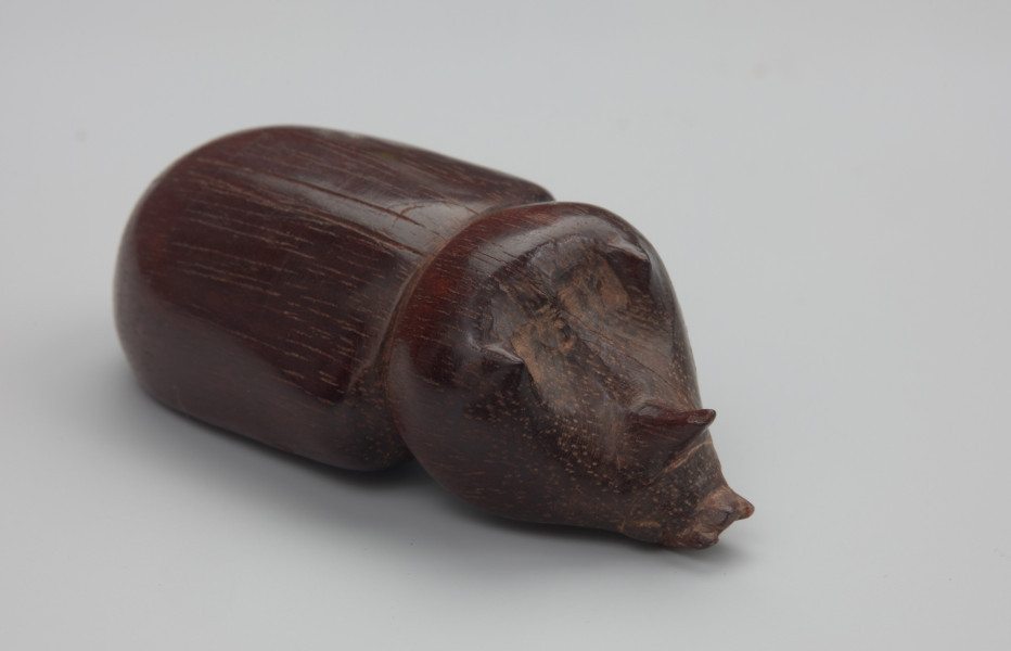 wyposażenie dziecięce, zabawka - Ujęcie z przodu skosem w prawą stronę. Mała, drewniana figurka chrząszcza rohatyńca nosorożca.