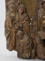 sztuka sakralna, kwatera ołtarza, płaskorzeźba - detal z lewej strony; Płaskorzeźba przedstawiająca grupę postaci skupionych pod krzyżem Chrystusa na wzgórzu Golgoty. Kwatera centralna późnośredniowiecznego ołtarza pasyjnego z Wkryujścia (Ueckermünde).