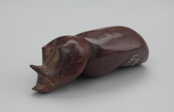 wyposażenie dziecięce, zabawka - Ujęcie z przodu skosem w lewą stronę. Mała, drewniana figurka chrząszcza rohatyńca nosorożca.