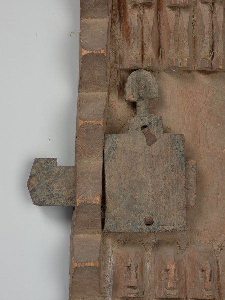 drewniane drzwiczki do spichlerza - Ujęcie z przodu, zbliżenie na zamek. Dwuczęściowe połączone żelaznymi klamrami drewniane drzwiczki do spichlerza. Całość udekorowana płaskorzeźbionymi postaciami. W środku lewego brzegu zamek.