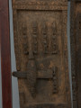 drzwi - Ujęcie piątego detalu. Dwuczęściowe drewniane drzwiczki do spichlerza. Całość udekorowana płaskorzeźbami.