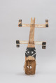 rzeźbiona maska - Ujęcie z tyłu. Drewniana, rzeźbiona maska, do której przymocowany jest skorzany sznurek.