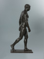 akt męski - Ujęcie z prawego boku; Rzeźba nagiego mężczyzny. Głowa lekko pochylona w lewą stronę, ręce opuszczone wzdłuż tułowia, lewa noga lekko wysunięta do przodu tak, jakby mężczyzna stawiał krok do przodu.