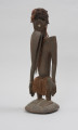 rzeźba przodka przedstawiająca dzioborożca - Ujęcie ze skosu; Drewniana, antropomorficzna rzeźba z nosem przypominającym ptasi dziób.