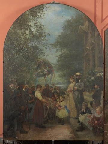 scena rodzajowa - ujęcie z przodu; Na pierwszym planie po prawej silnie oświetlonej stronie kompozycji - Albert Borsig i jego żona, stojący na schodach pałacu, obok siedzące dzieci. Po lewej stronie kompozycji, ocienionej wysokim drzewem - grupa wieśniaków z postacią młodej dziewczyny wręczającej małej dziewczynce wieniec. W tle pośrodku mężczyzna, trzymający na długim kiju koronę z kłosów i wstążek oraz liczne mniejsze postacie. Po prawej stronie kompozycji, za parą dziedziców - ukazany w silnym perspektywicznym skrócie fragment fasady pałacu o klasycystycznym charakterze, dalej bujne drzewa. W prześwicie w środkowej części kompozycji odległa perspektywa alei i jasne niebo.