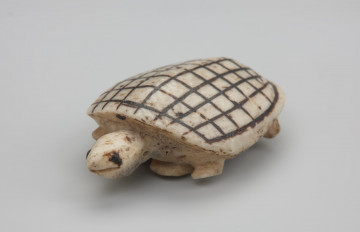 wyposażenie dziecięce, zabawka - Ujęcie z przodu skosem w lewą stronę. Mała, kościana figurka żółwia.
