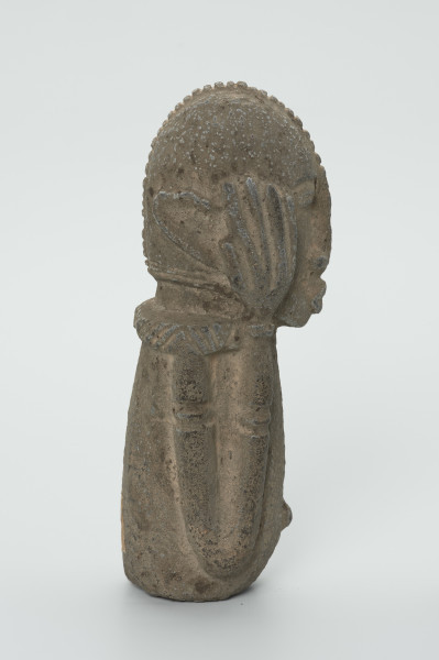 kamienna figura - Ujęcie prawego boku. Kamienna, rzeźbiona figura mężczyzny.