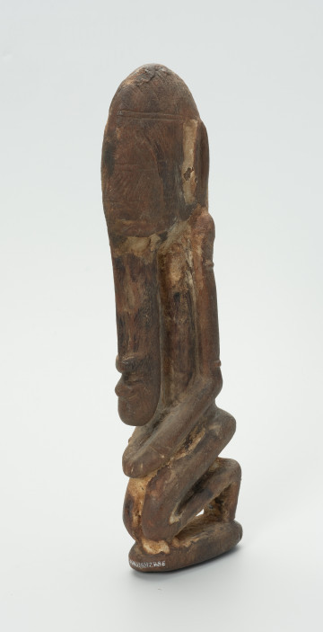 drewniana, rzeźbiona figura - Ujęcie z przodu, z lewej strony. Drewniana, rzeźbiona postać mężczyzny.