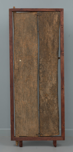 drzwi - Ujęcie z tyłu. Dwuczęściowe drewniane drzwiczki do spichlerza. Całość udekorowana płaskorzeźbami.